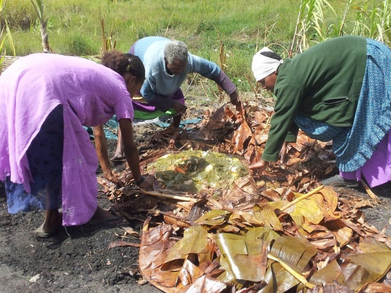 Food! The kumu (greens) goes on top