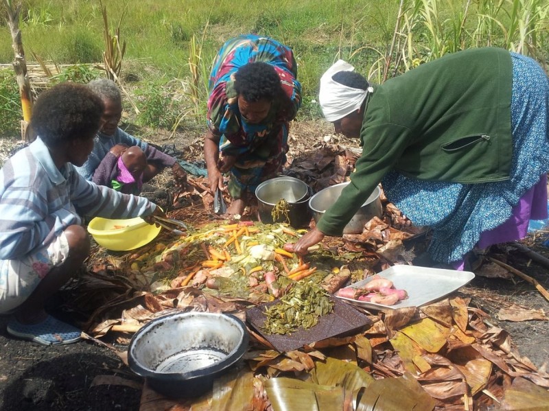 Beneath are carrots, sausages, cabbage, kakaruk (chicken). The contents of the mumu varies based on what is available in the gardens at the time.